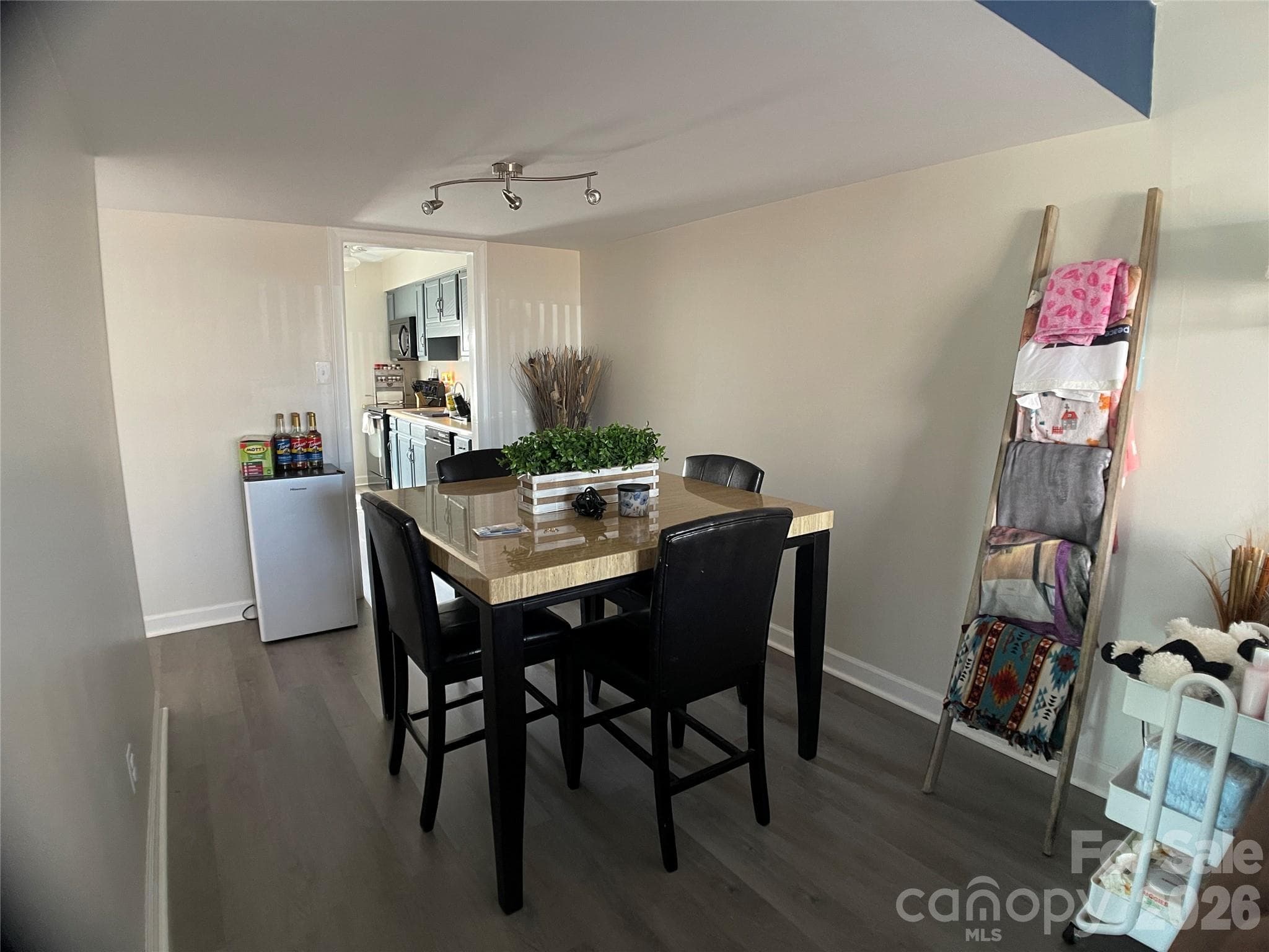 Dining room - 2705 N Center Street, Hickory