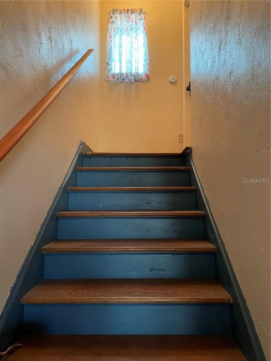 Stairs to upstairs finished living space/own entrance - 750 CHARLIE TAYLOR RD, PLANT CITY