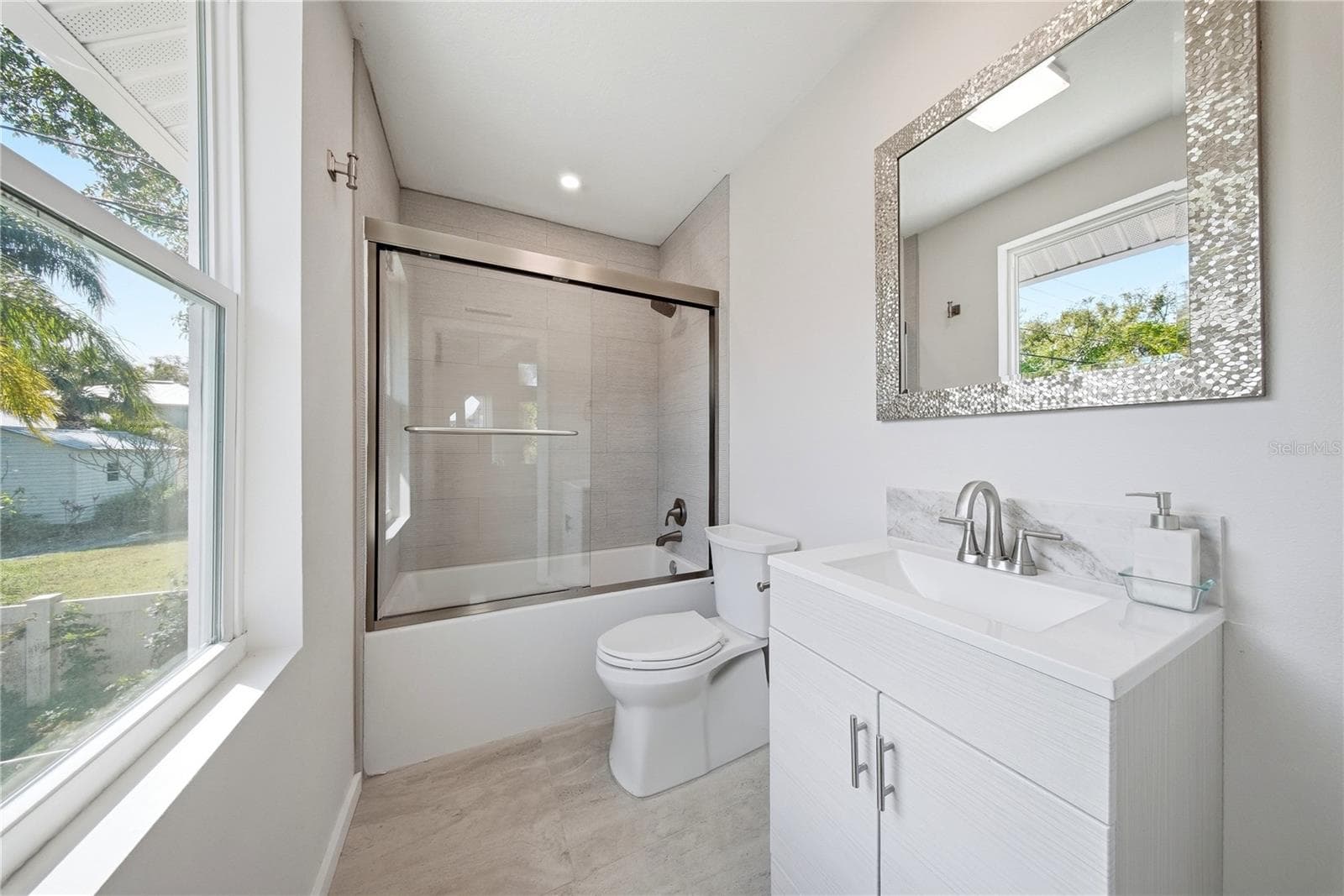 Main Living Space Bathroom - 1109 CHARLES ST, CLEARWATER