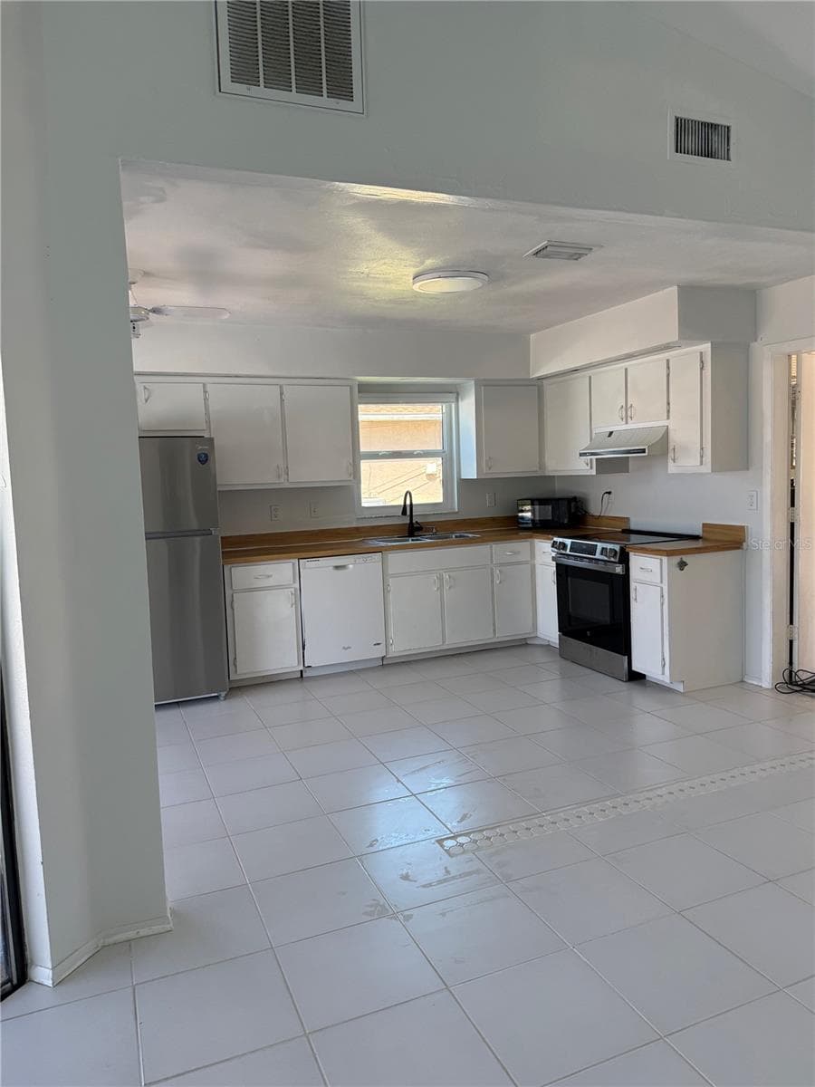 Single Family Residence at 32 NE 13TH PL, CAPE CORAL, photo 4 of 15