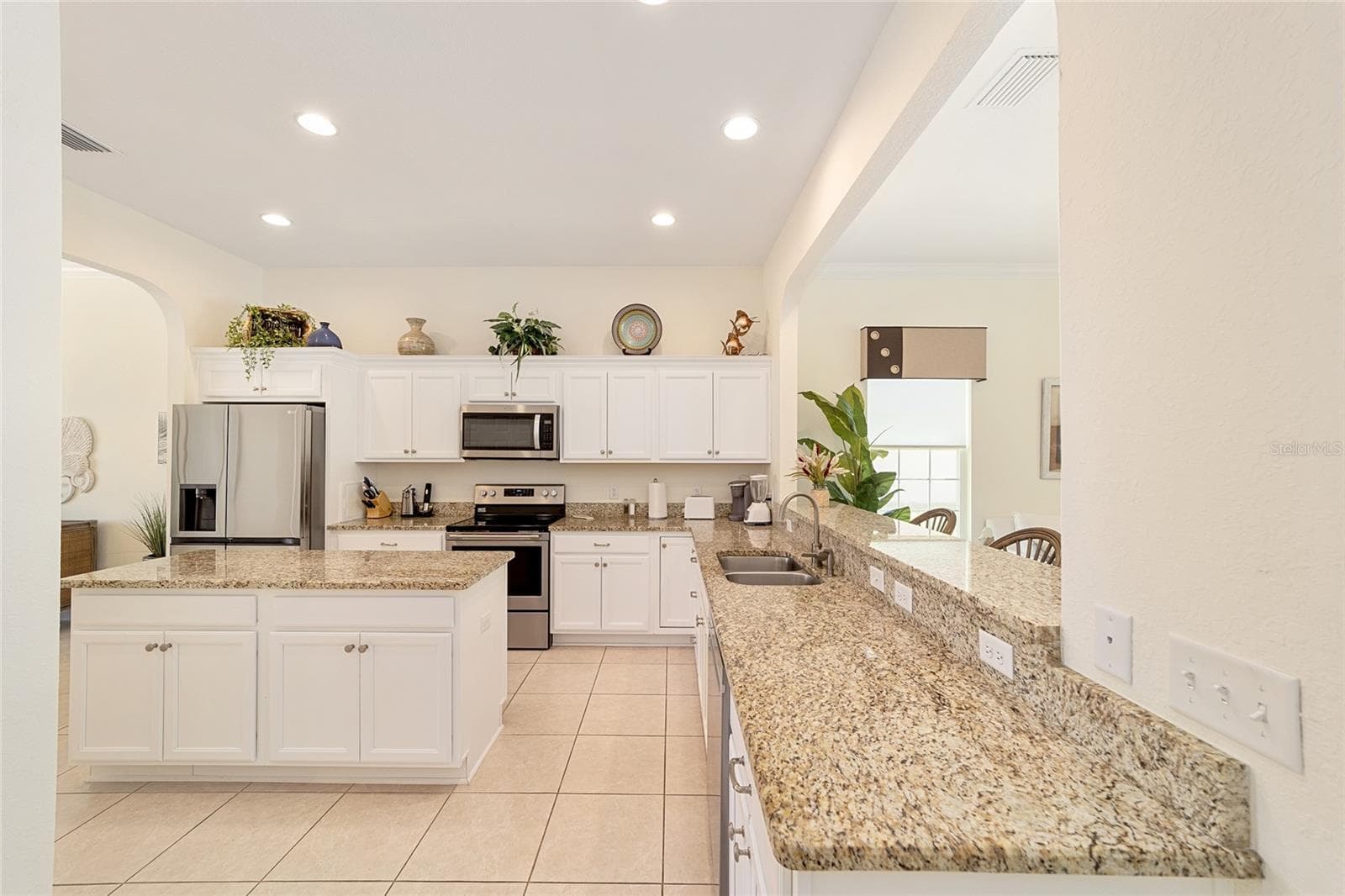 Beautiful, spacious Kitchen - 10948 SE 167TH PL, SUMMERFIELD