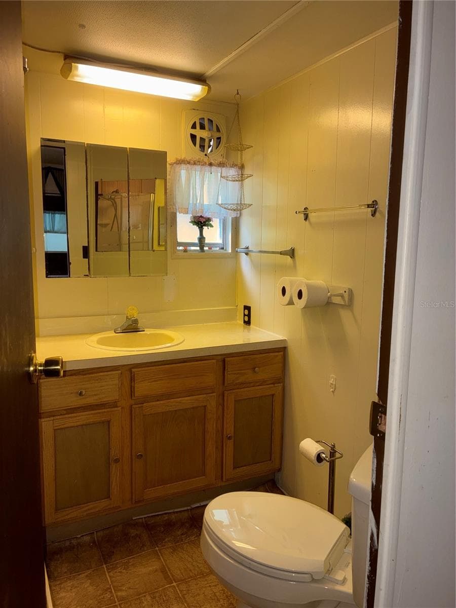 Three-piece bath with shower. - 24533 PINK PANTHER RD, PAISLEY