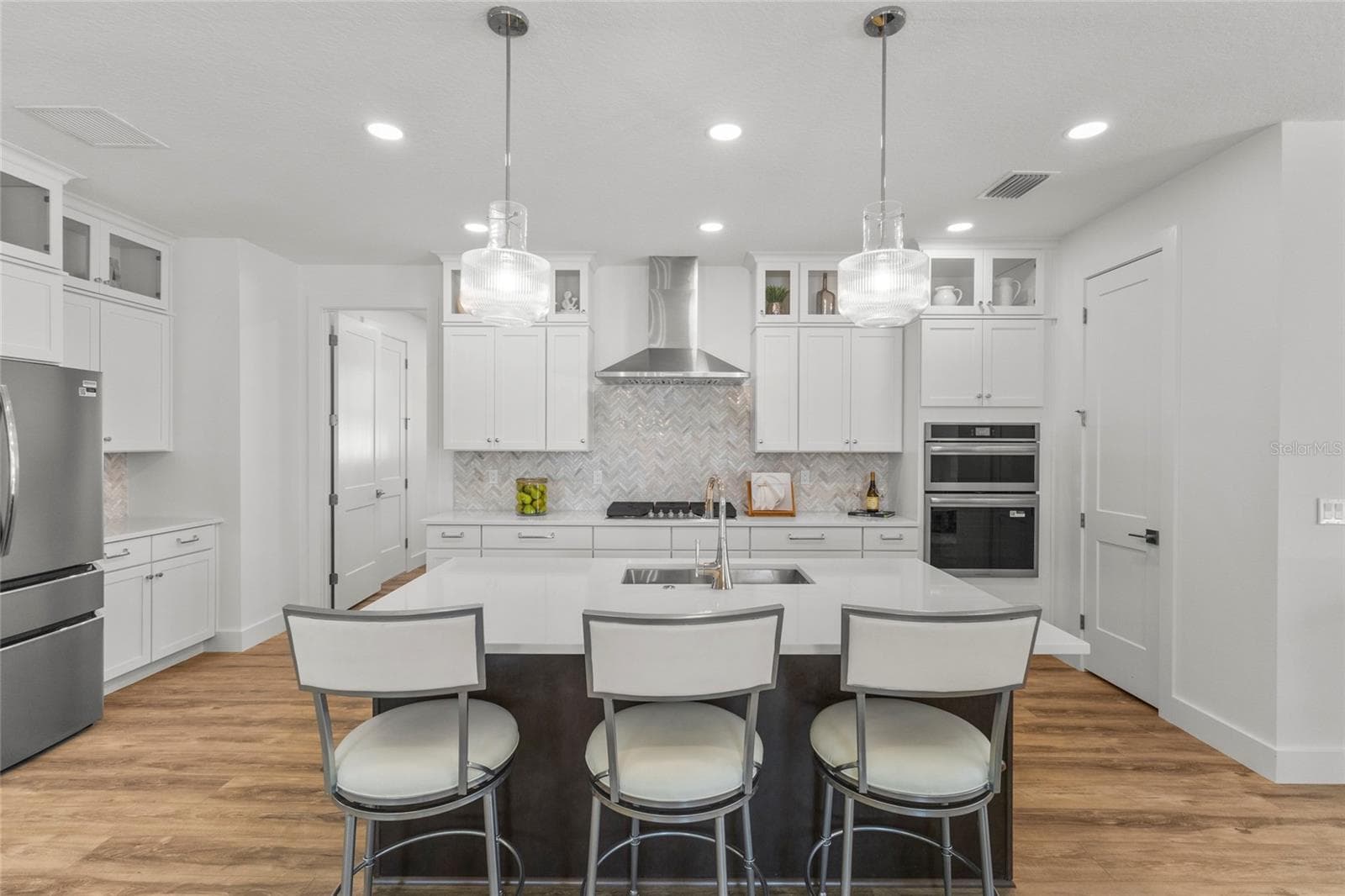 Stainless appliance package, Large pantry to the right - 217 S SHADE AVE, SARASOTA