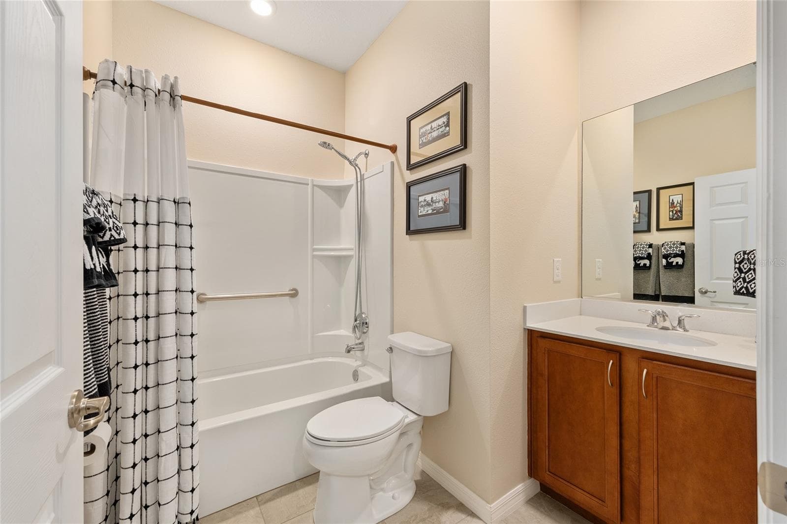 Guest full bathroom - 8566 SW 79TH AVE, OCALA