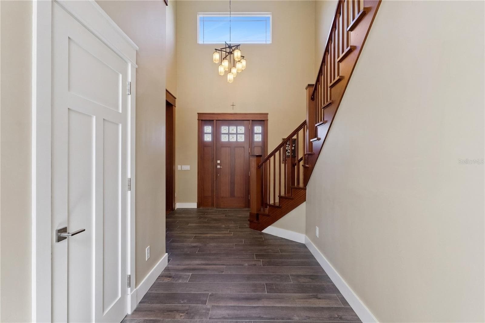 Family room to front entry - 15503 TROTTING HORSE LN, TAVARES