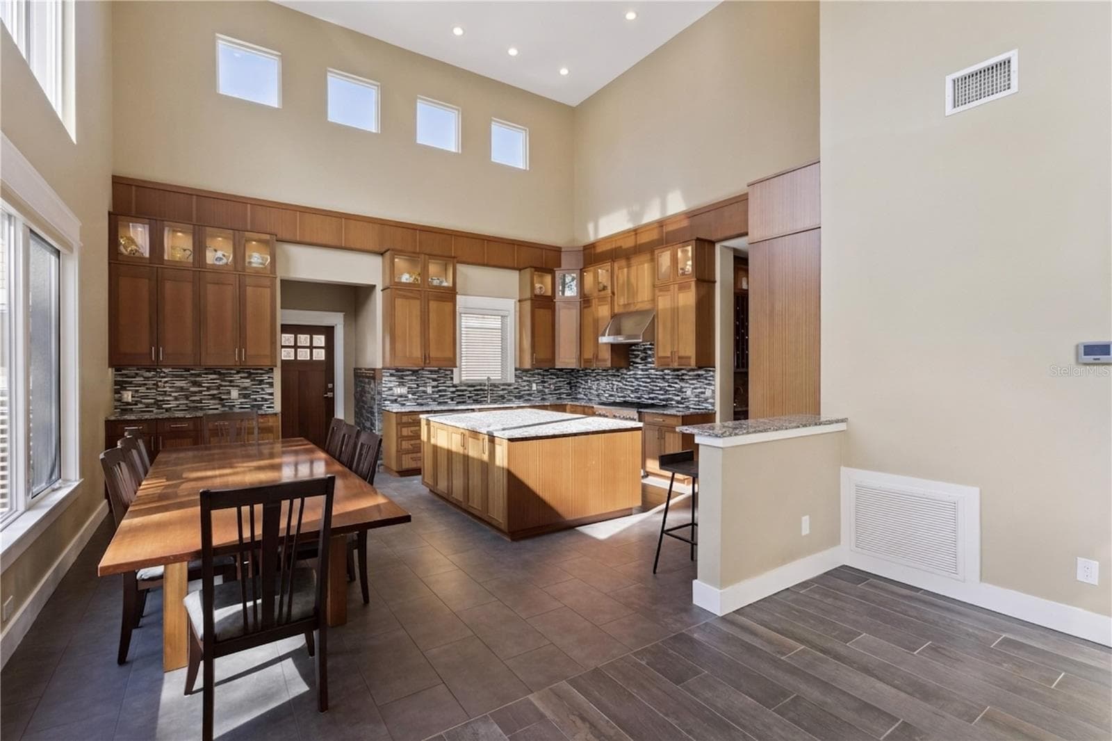 Family room to kitchen - 15503 TROTTING HORSE LN, TAVARES