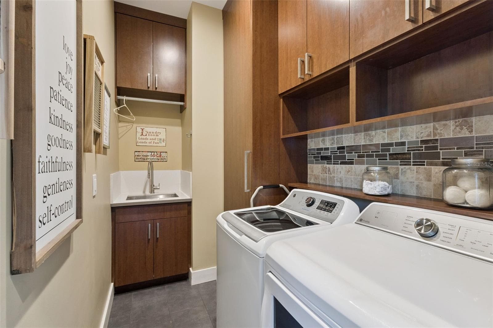 Laundry Room with Sink and Storage - 15503 TROTTING HORSE LN, TAVARES