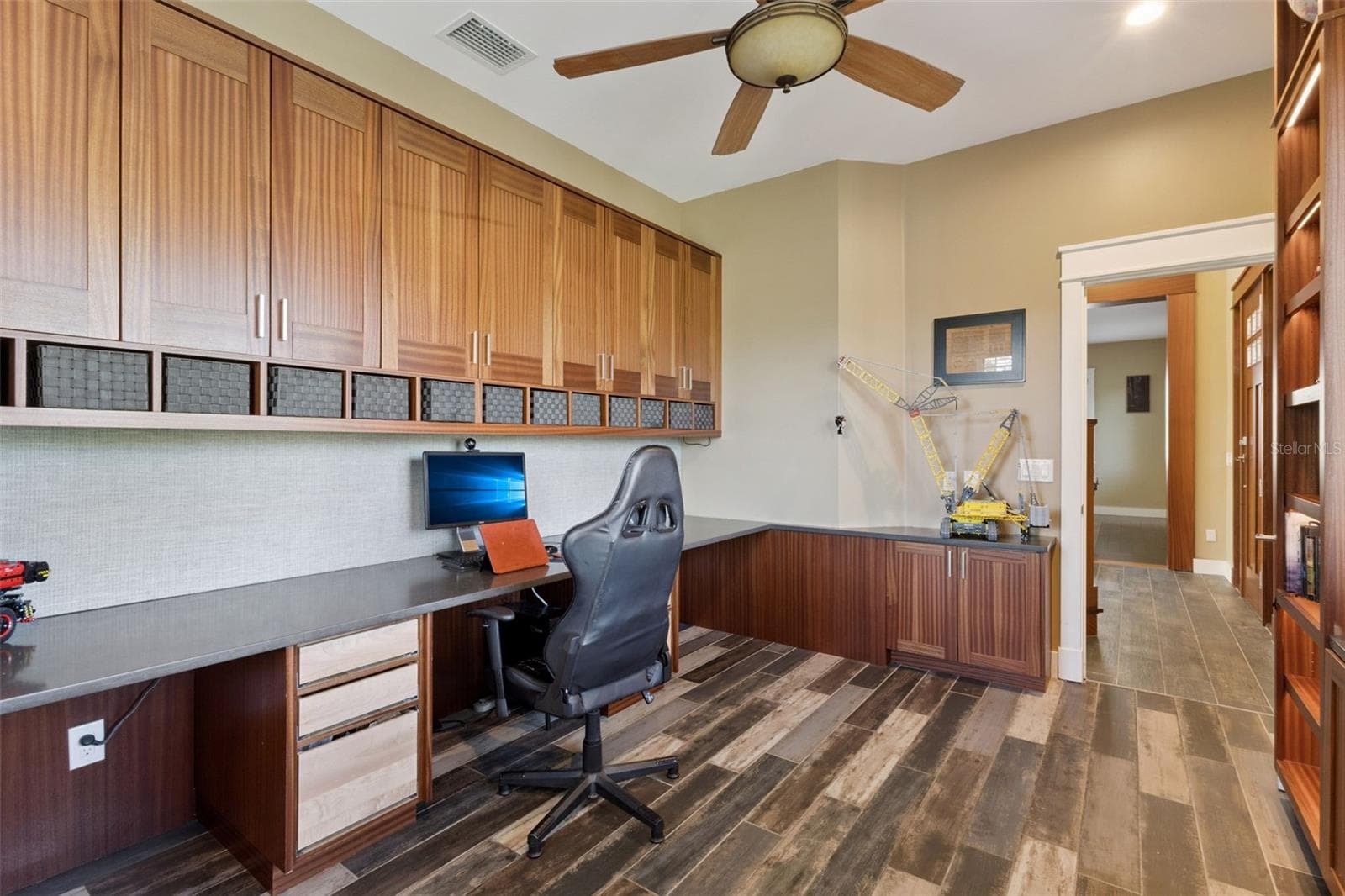 Dedicated office with custom cabinetry - 15503 TROTTING HORSE LN, TAVARES