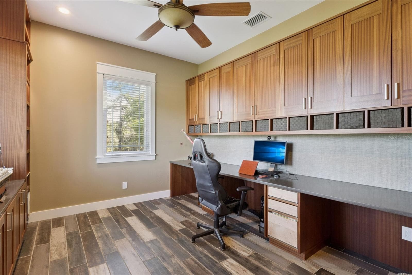 Dedicated office with custom cabinetry - 15503 TROTTING HORSE LN, TAVARES