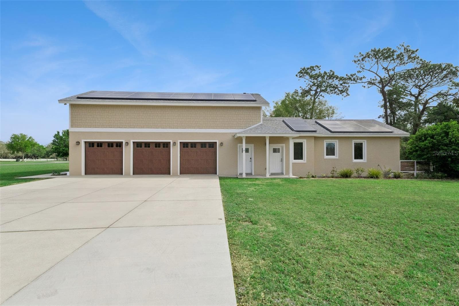 Three car garage with plenty of parking and storage above the entire length of the garage - 15503 TROTTING HORSE LN, TAVARES