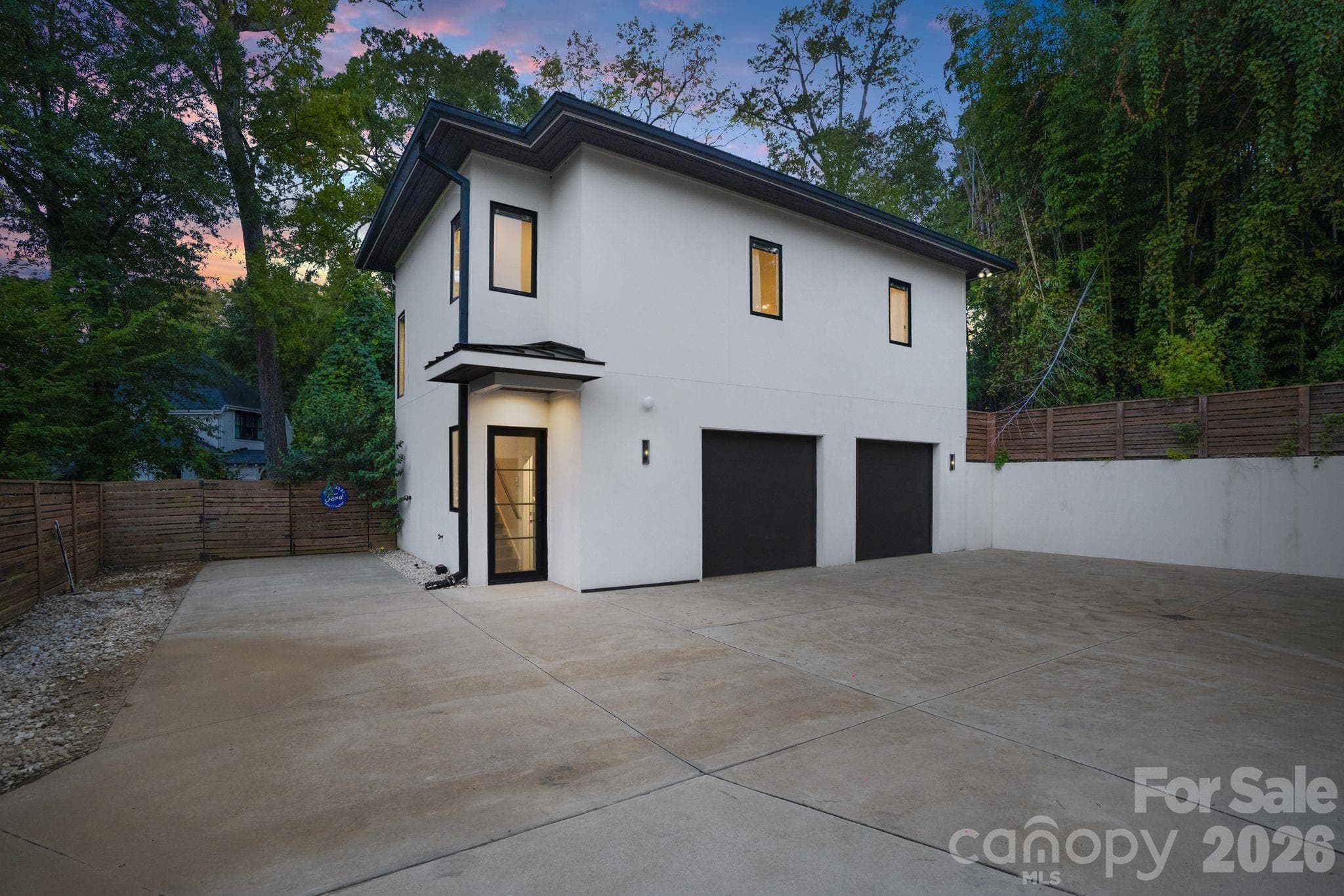 2nd Living Quarters above detatched 2-car garage. - Charlotte
