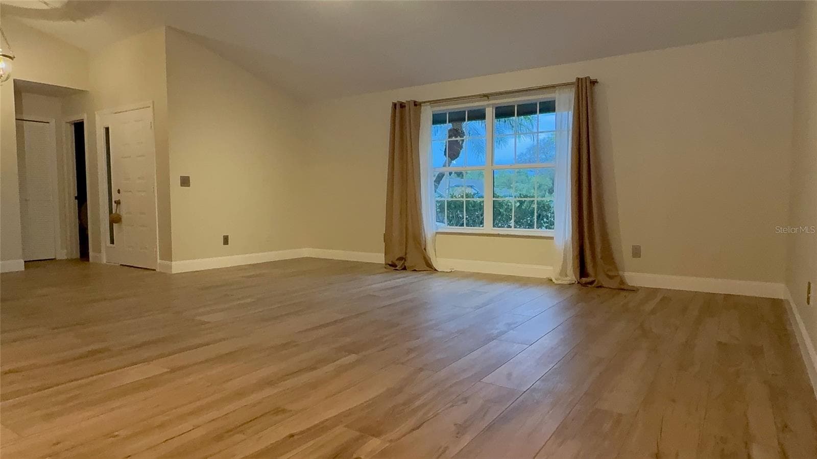 DINING ROOM / LIVING ROOM - 9115 BAY SIDE CT, ORLANDO