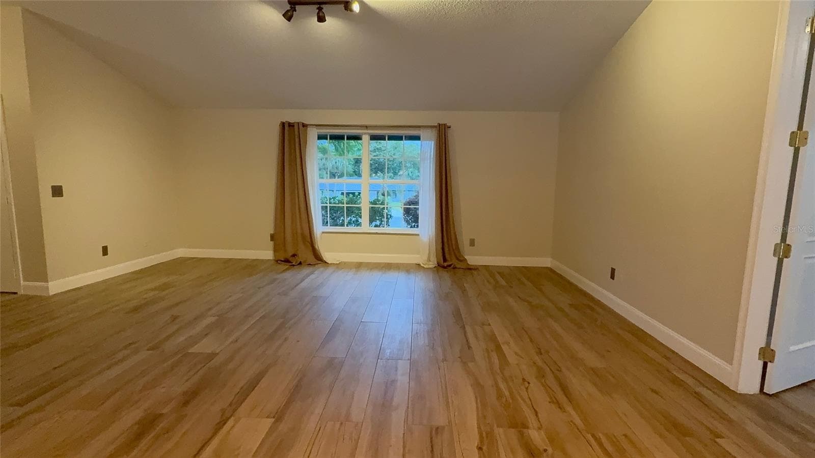 DINING ROOM / LIVING ROOM - 9115 BAY SIDE CT, ORLANDO
