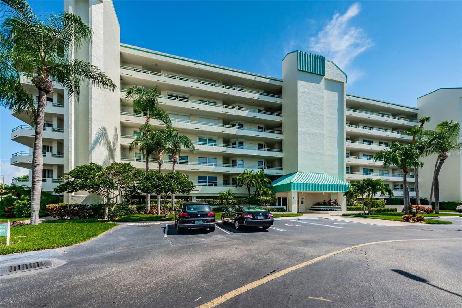 Sunrise Complex has lots of Guest Parking - 7979 SAILBOAT KEY BLVD S #205, SOUTH PASADENA