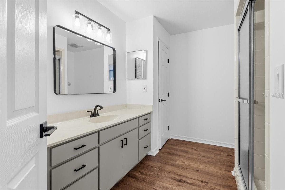 master bath - 957 NE 354TH AVE, OLD TOWN