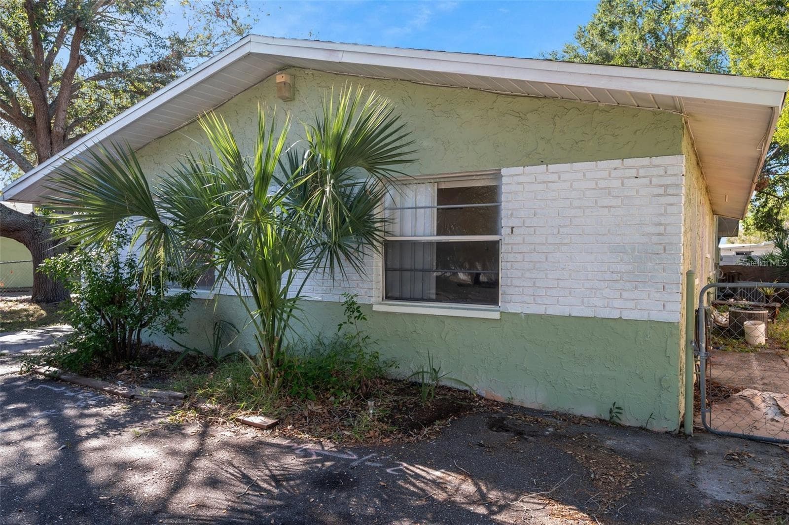 914 LAKE PALMS DR