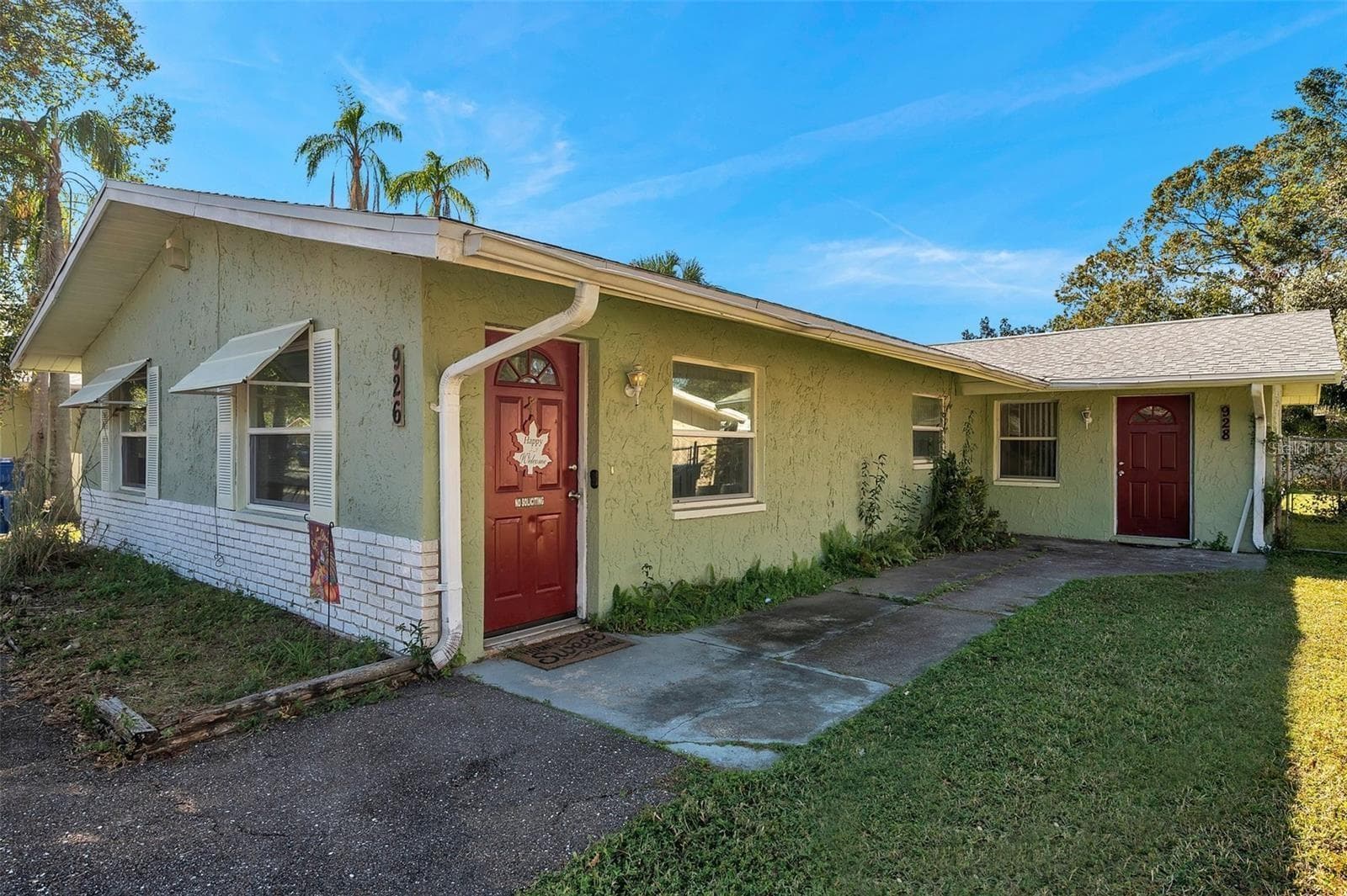 926 LAKE PALMS DR