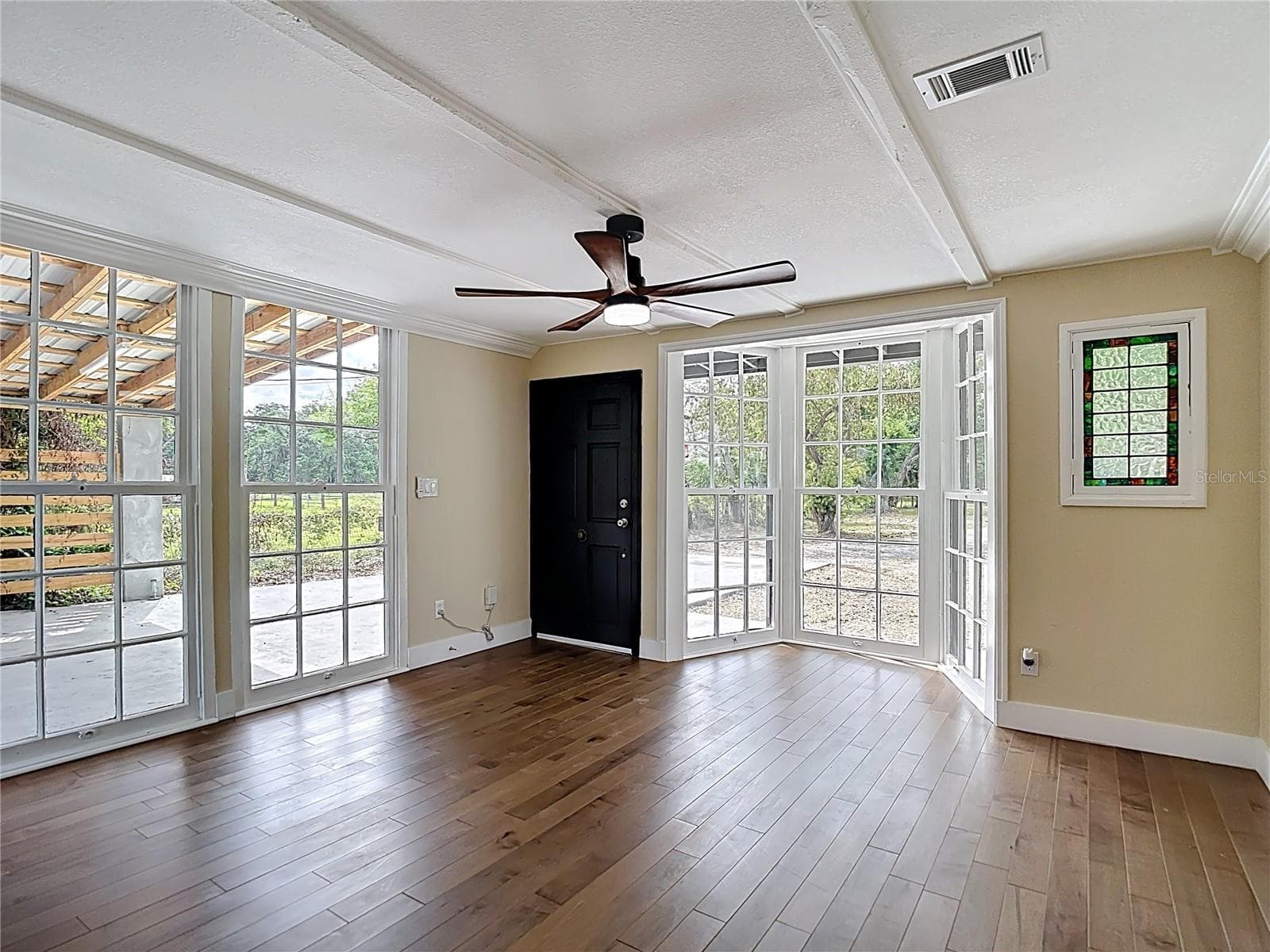 floor to ceiling windows - 216 CORBETT RD, LITHIA