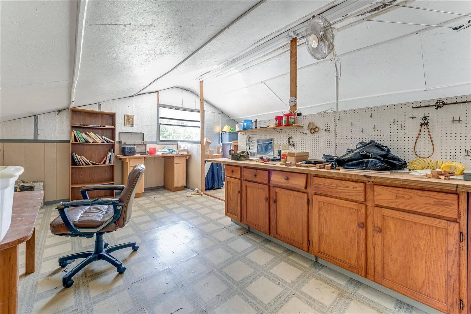 Garage loft - 235 RANDLE AVE, OAK HILL