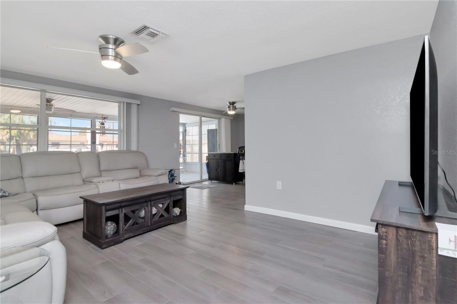 Living Room - 13615 STACEY DR, HUDSON