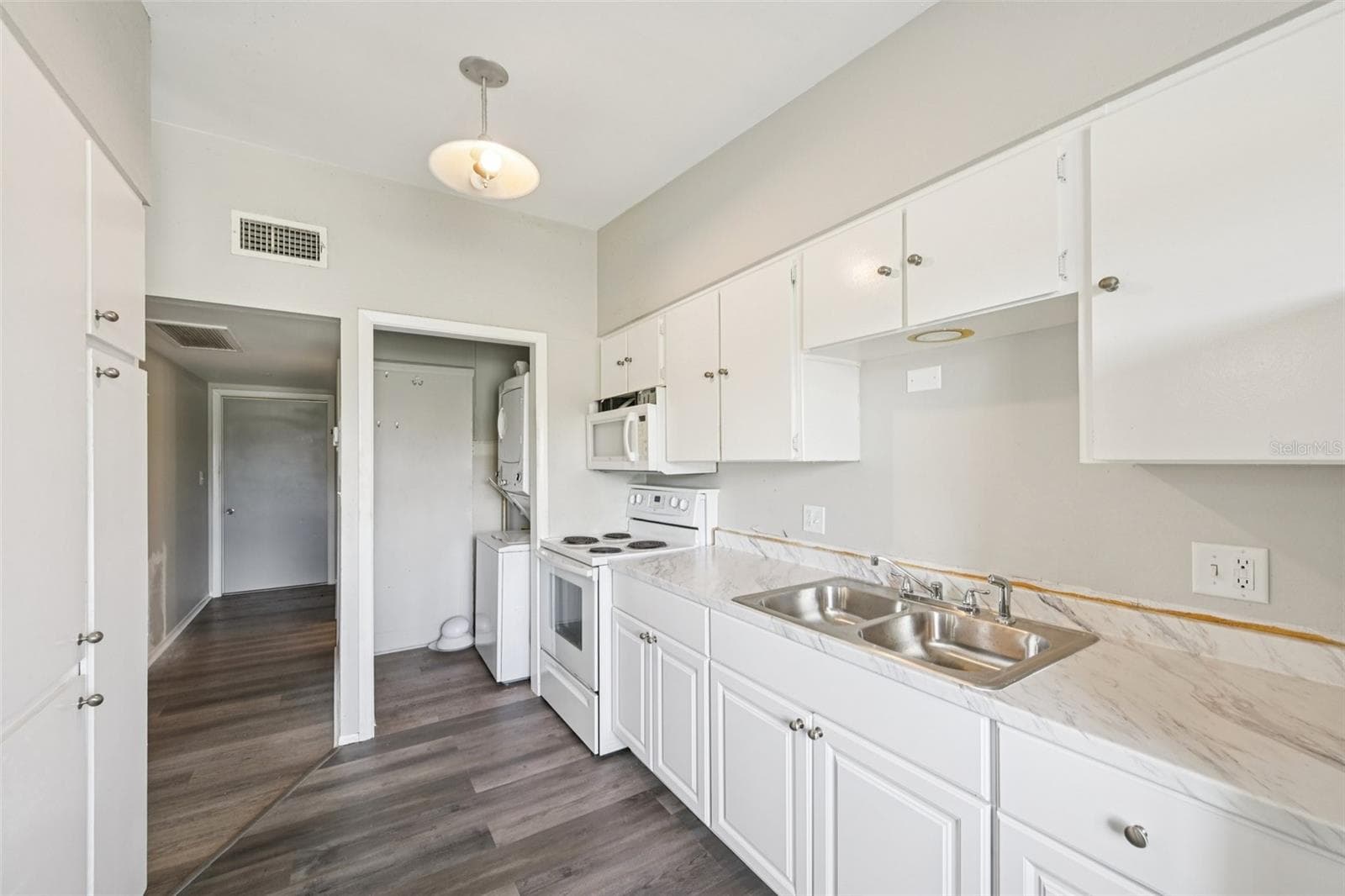 Townhouse at 1010 N PEBBLE BEACH BLVD, SUN CITY CENTER, photo 8 of 44