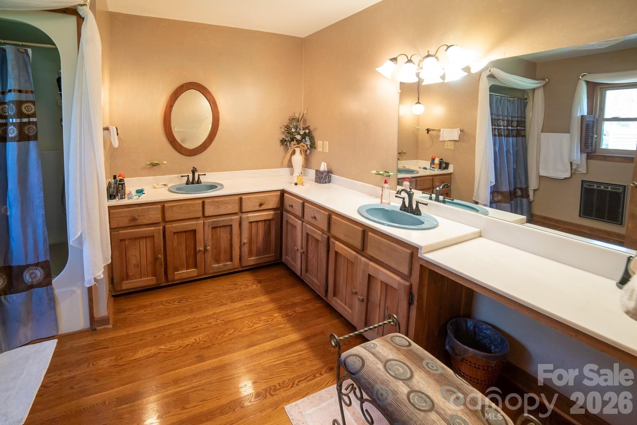 Luxurious Primary Bth - Hudson