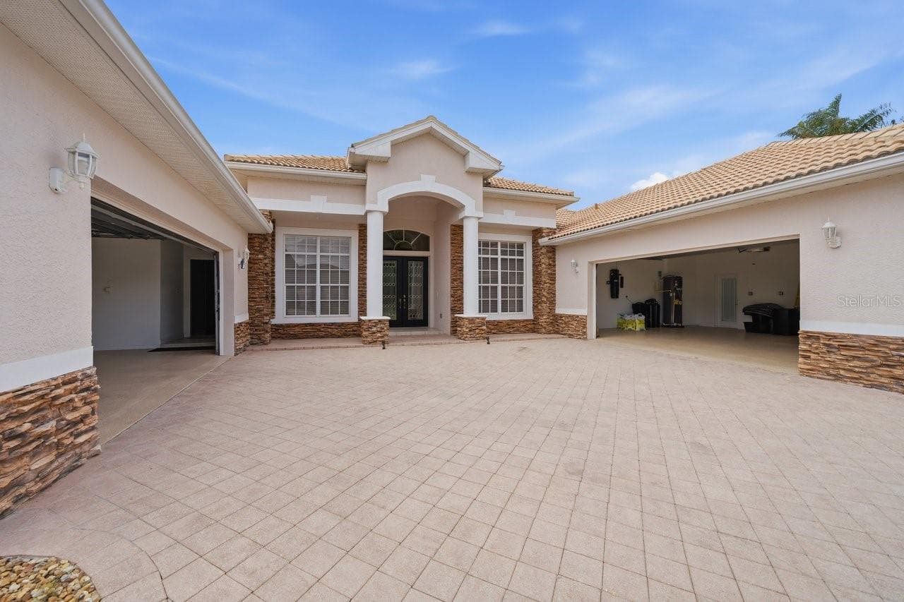 Driveway with 2 Garages - 5021 CHAMPIONSHIP CUP LN, SPRING HILL