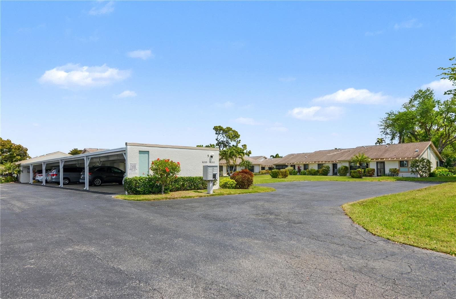 Nice little courtyard - 6220 29TH AVE W #6220, BRADENTON