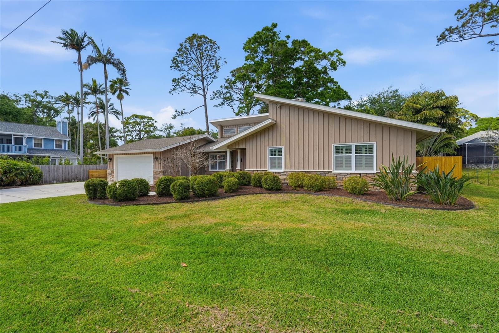 Great curb appeal and a large lot, located on a dead end street. - 13917 76TH TER, SEMINOLE
