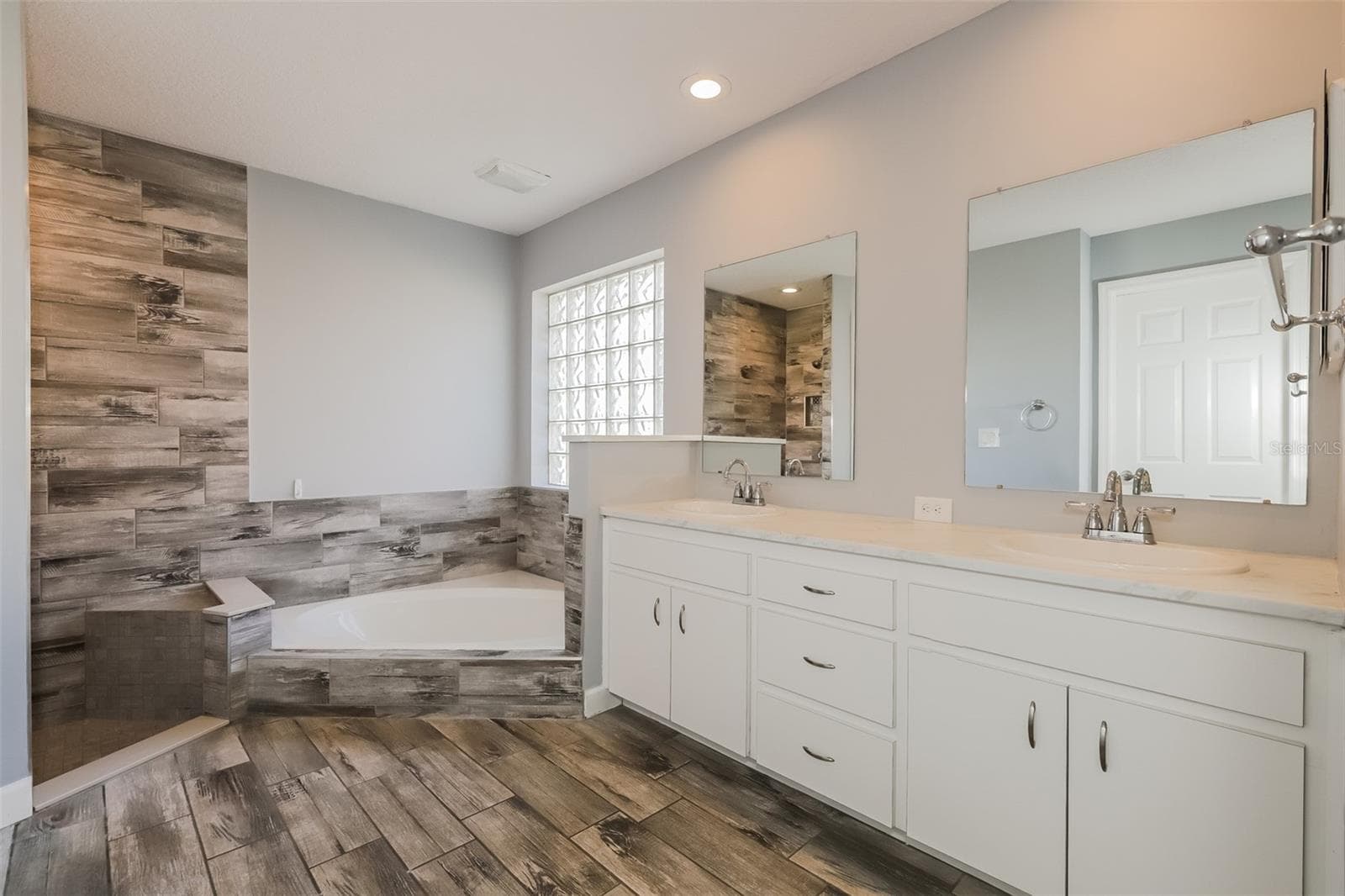 Single Family Residence at 5238 MONTSERRAT CT, LAKELAND, photo 9 of 15