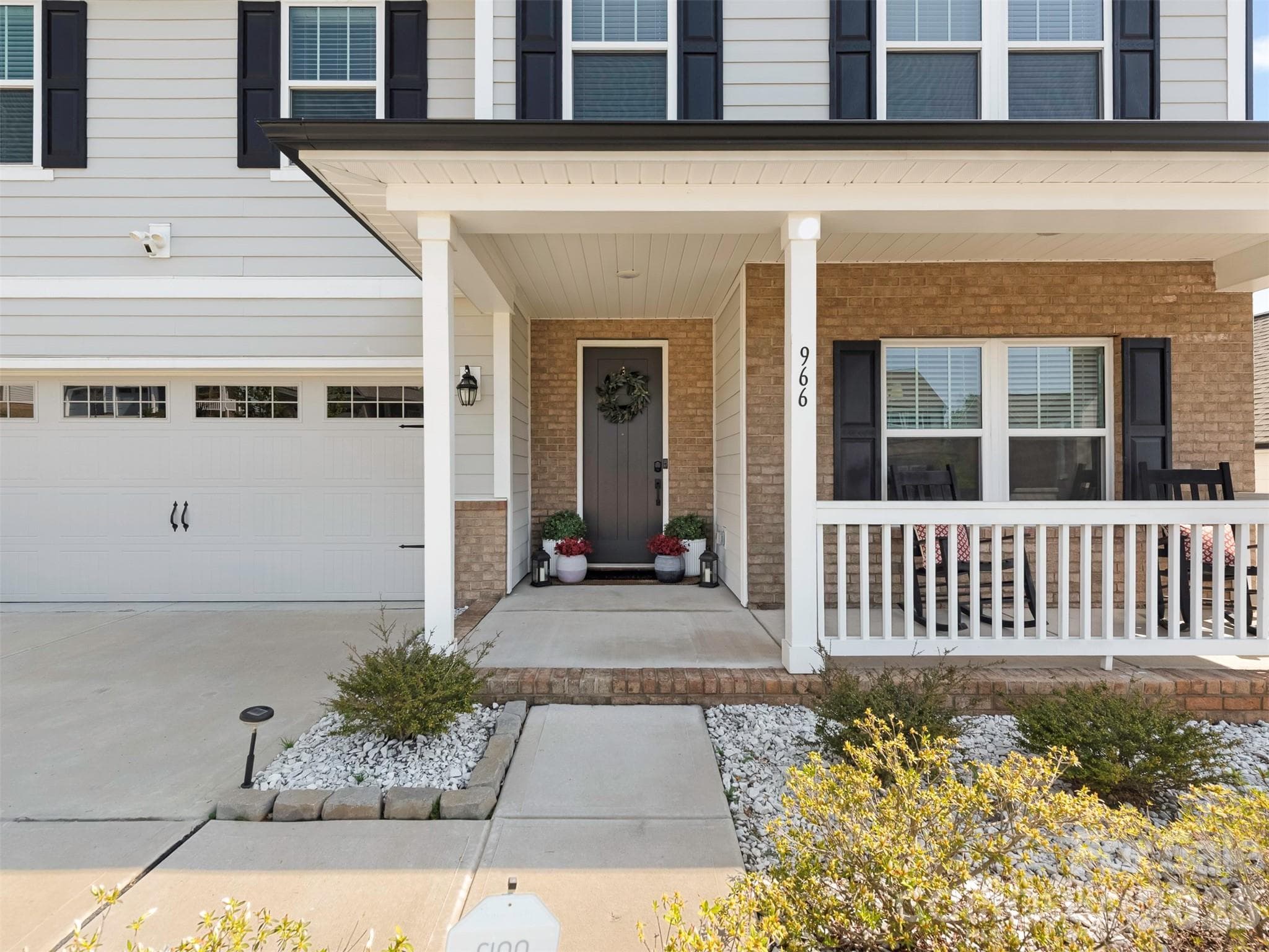 Covered Front Porch! - Monroe