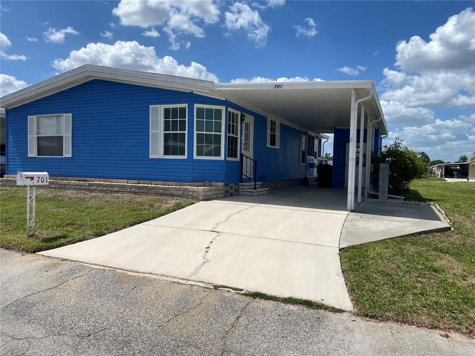 701 RIVERVIEW CIR