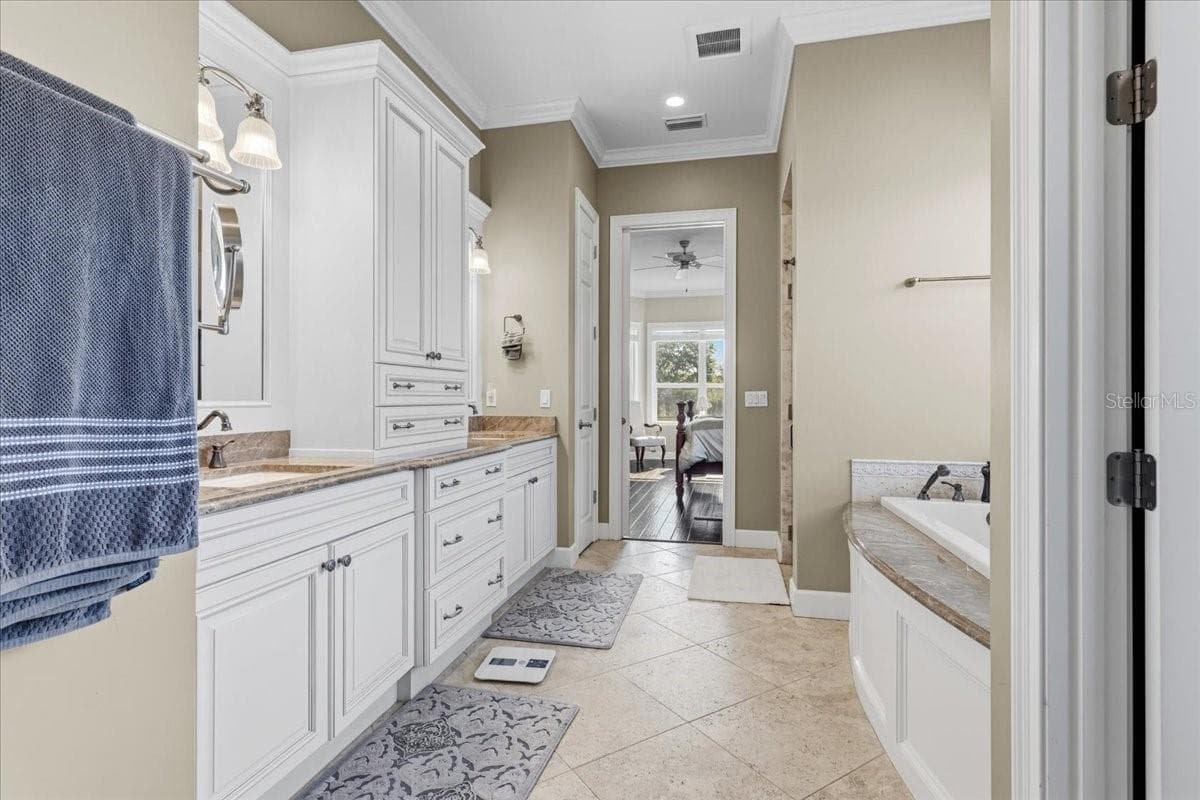 Double-vanities - 10401 NW 153RD TER, ALACHUA