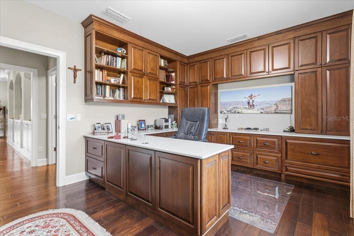 Custom built-ins - 10401 NW 153RD TER, ALACHUA