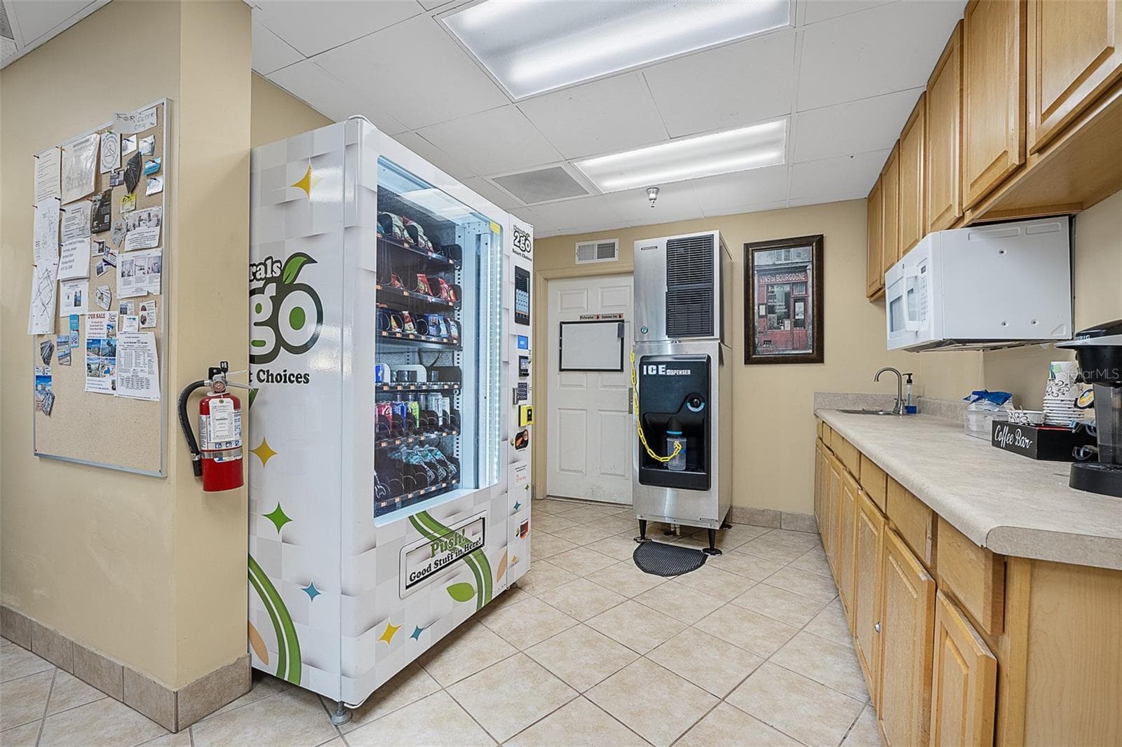 Community kitchen seating - 701 S ATLANTIC AVE #516, DAYTONA BEACH