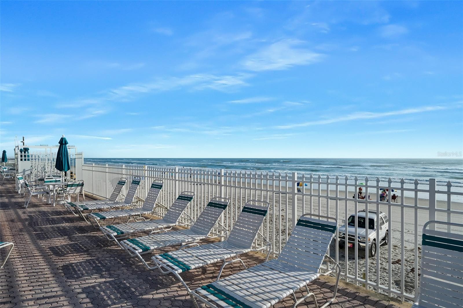 Plenty of loungers - 701 S ATLANTIC AVE #516, DAYTONA BEACH