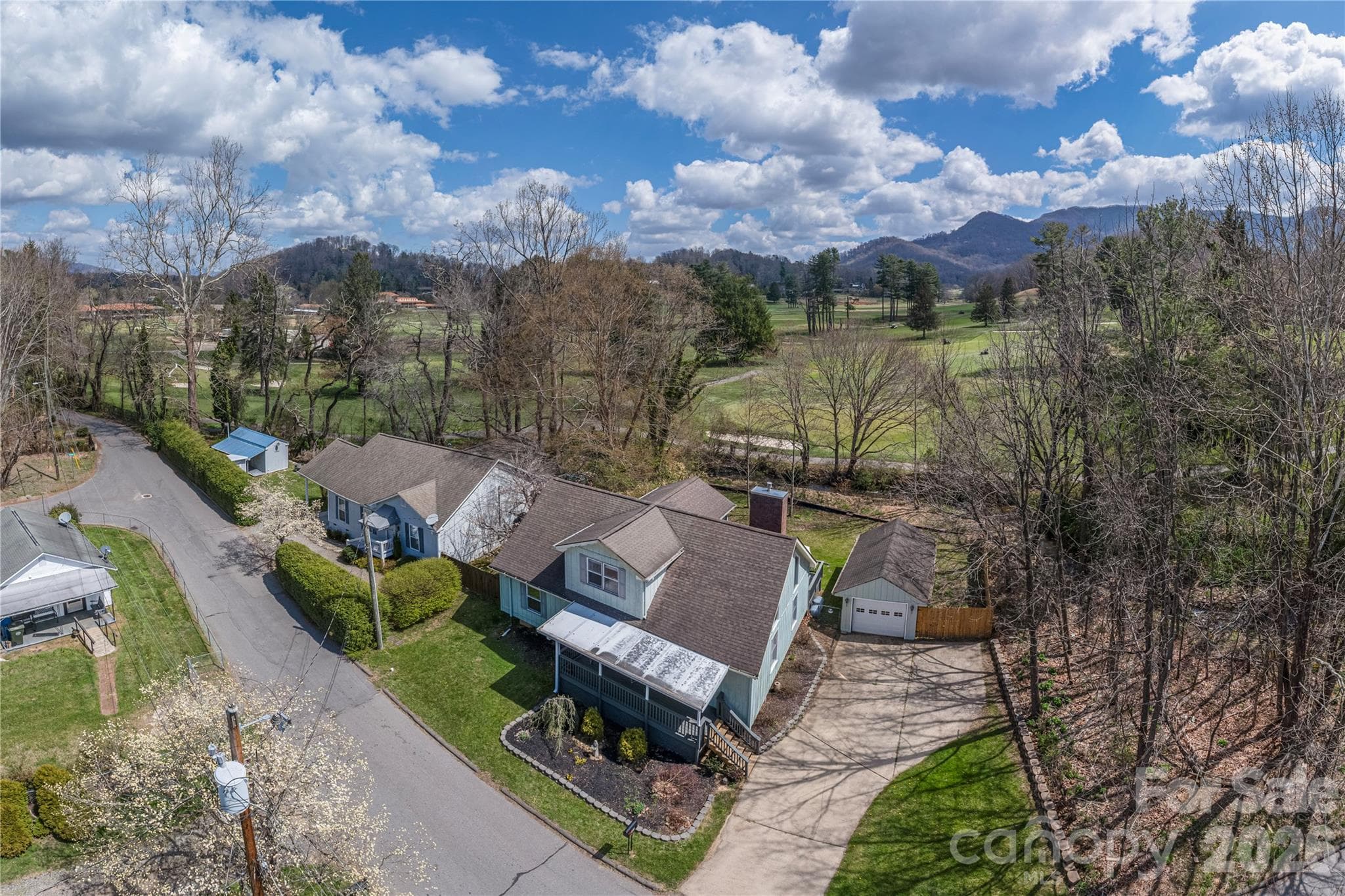 Delightful back yard borders golf course. - Waynesville