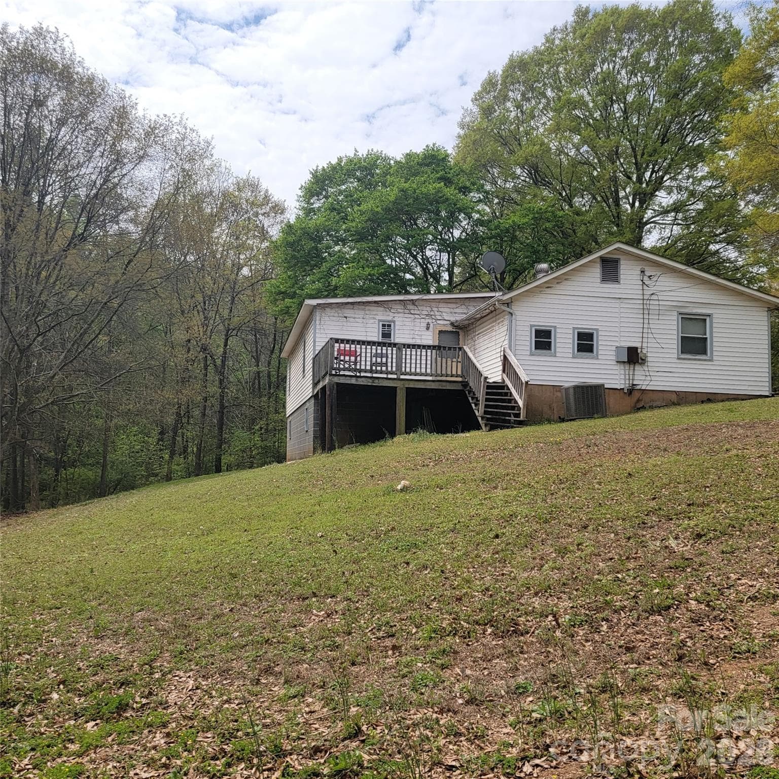 The yard gently slopes towards Lake Wylie- suitable for a crawl or basement foundation - Belmont