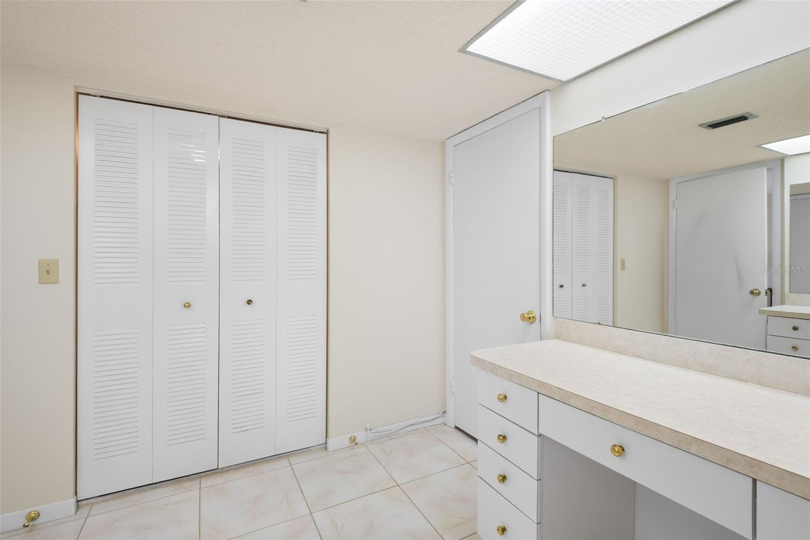 Spacious ensuite primary bath, with two vanities and a walk-in closet - 225 COUNTRY CLUB DR #F-1401, LARGO