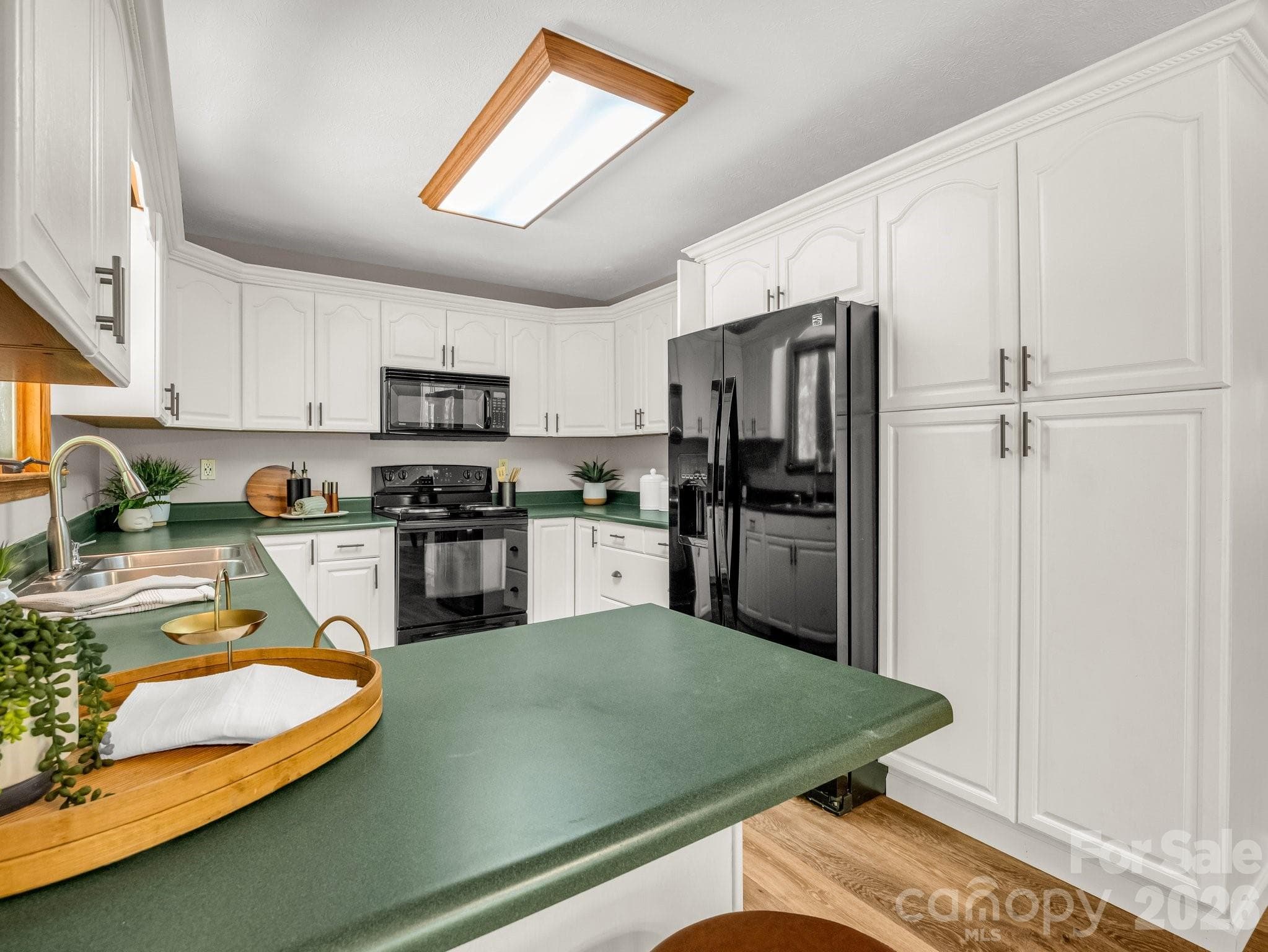 Bright kitchen with breakfast bar - 2304 Mountain Page Road, Saluda