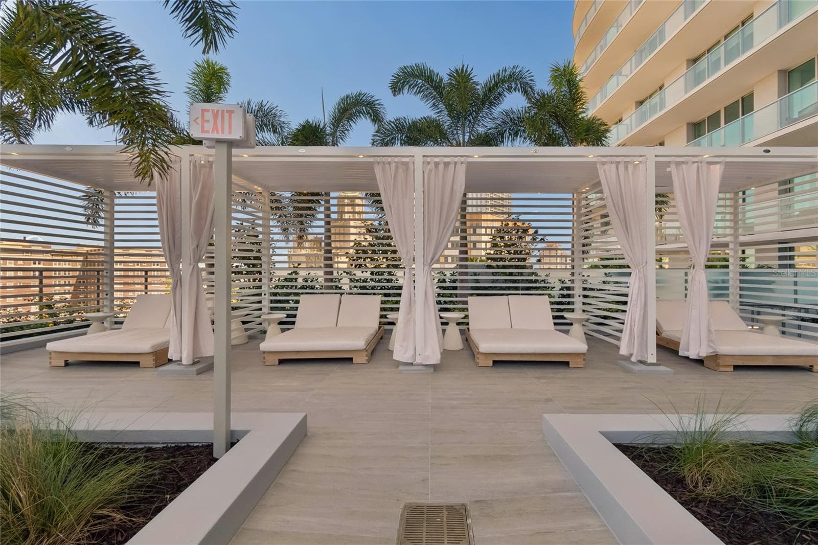 Multiple gathering areas allow residents and guests to enjoy the Florida lifestyle - 400 CENTRAL AVE #2505, ST PETERSBURG