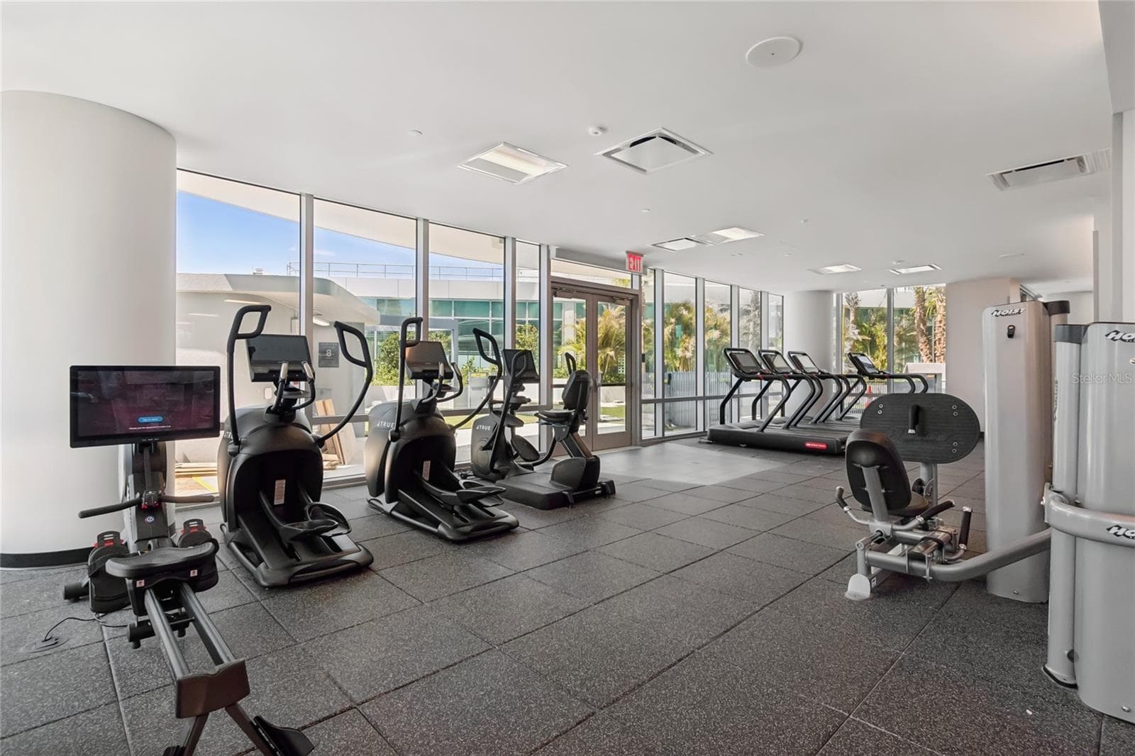 Bright, professionally equipped fitness facilities overlook the amenity surroundings - 400 CENTRAL AVE #2505, ST PETERSBURG