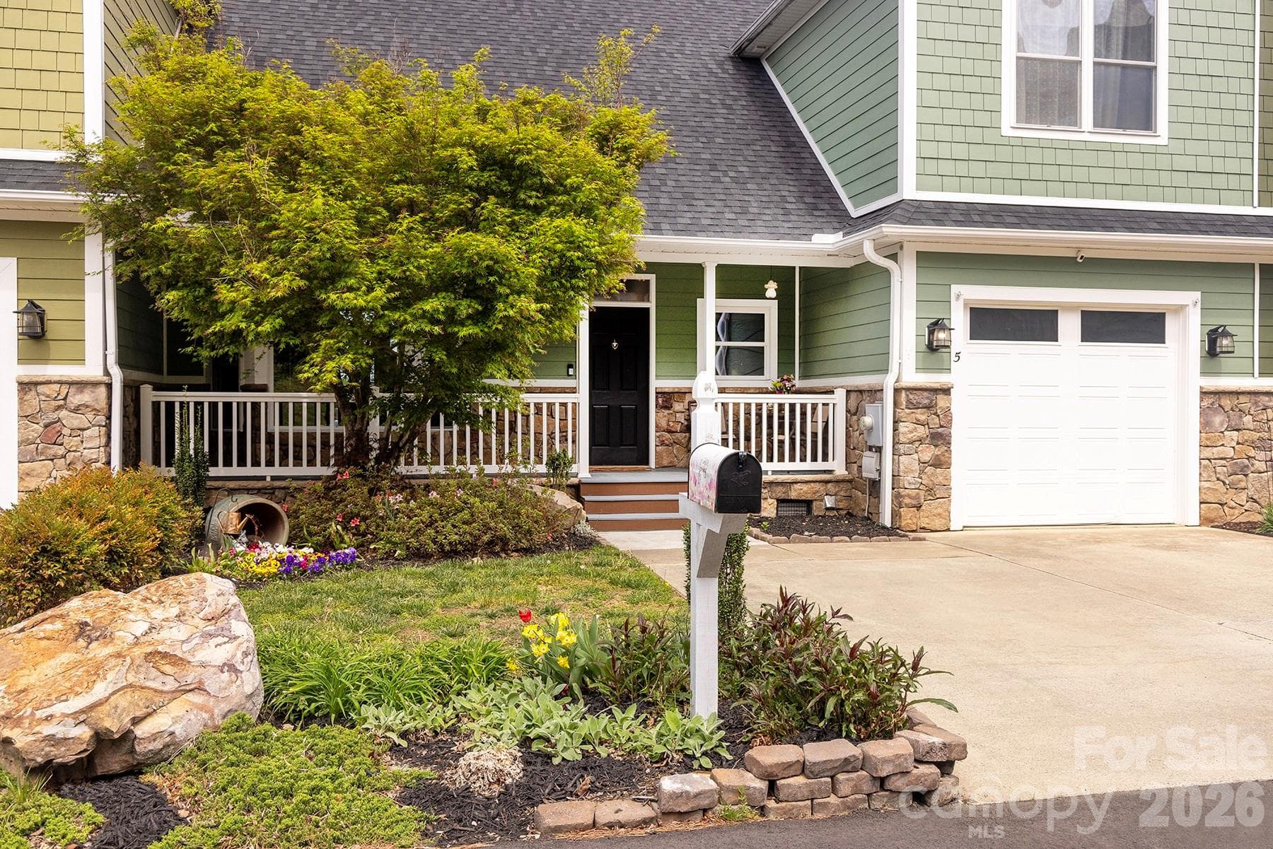 Lovely 3,600+ sq ft Townhome - Weaverville