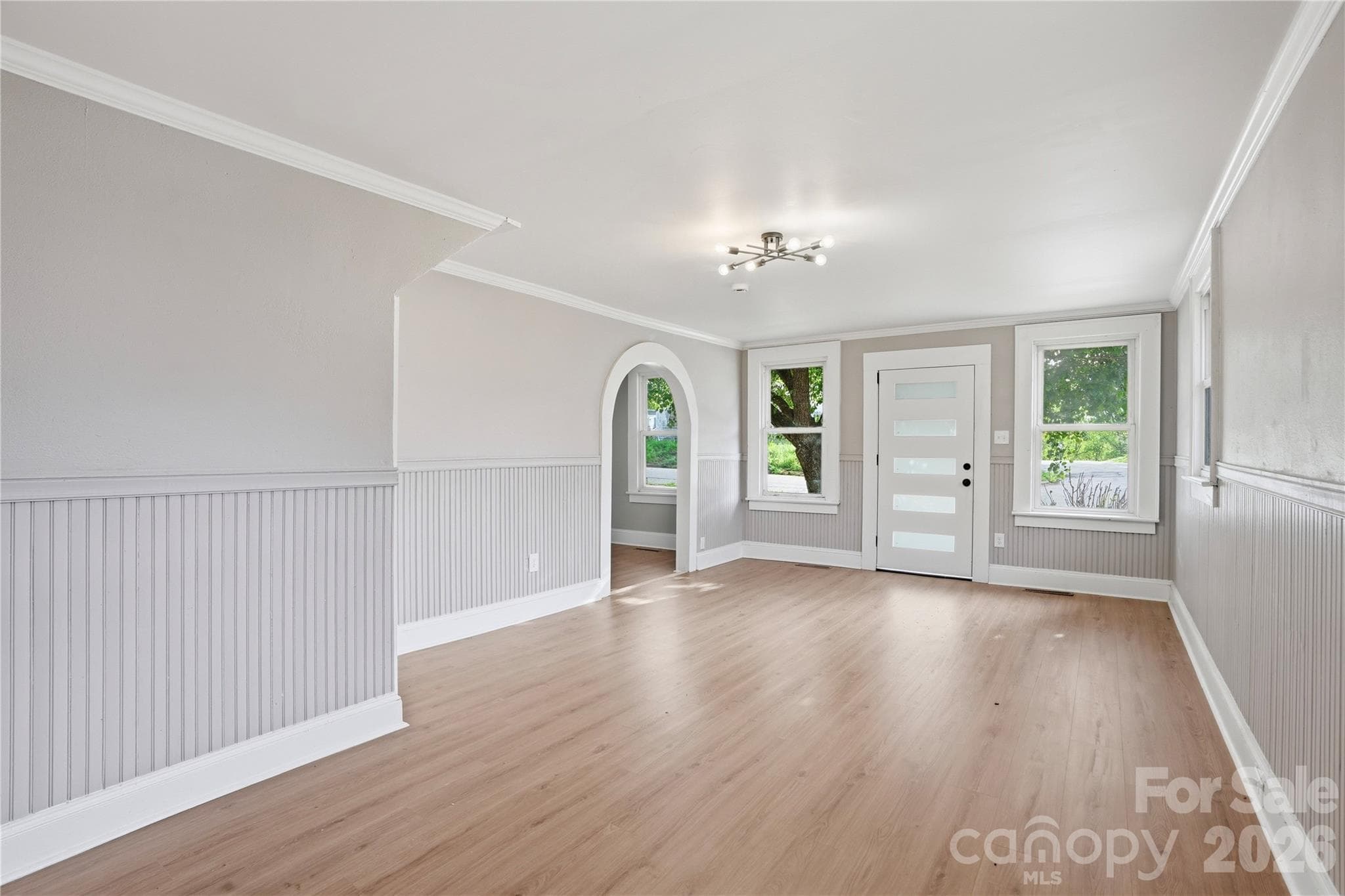 New flooring throughout. Nothing to redo when you move in - Newton
