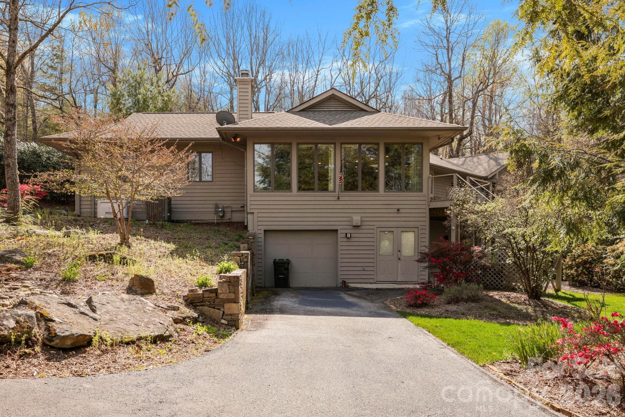 Additional single garage in basement - 100 Elmridge Drive, Flat Rock