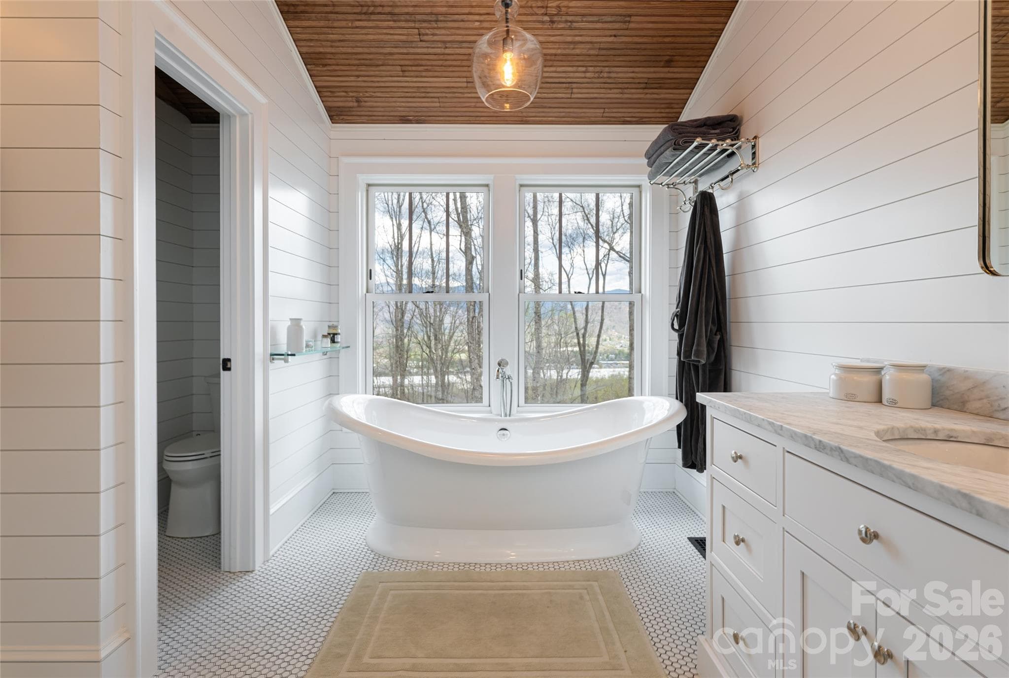 Large soaking tub - 51 Summit Road, Swannanoa