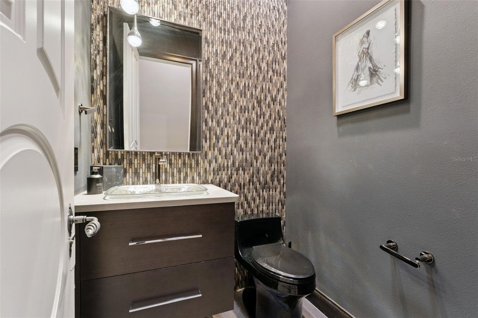 Half bath upstairs near the game room and theatre room - 3545 LEGACY HILLS CT, LONGWOOD