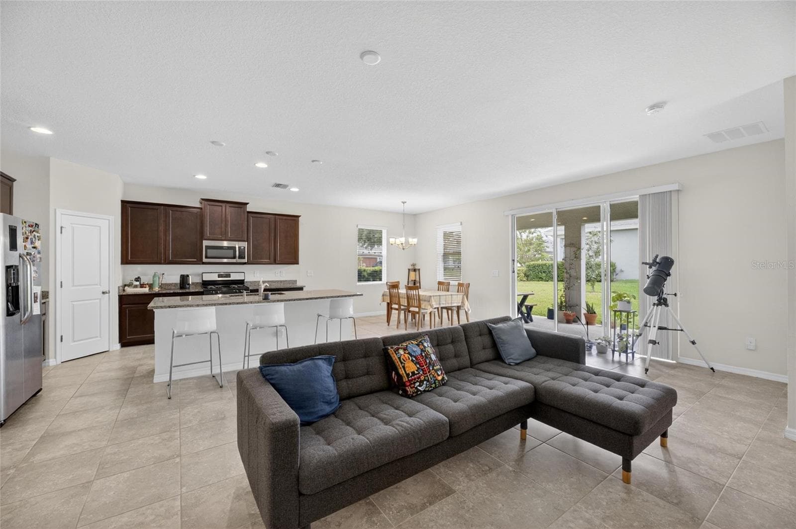 Expansive Great Room & Kitchen - 6309 SHADOWLAKE DR, APOLLO BEACH