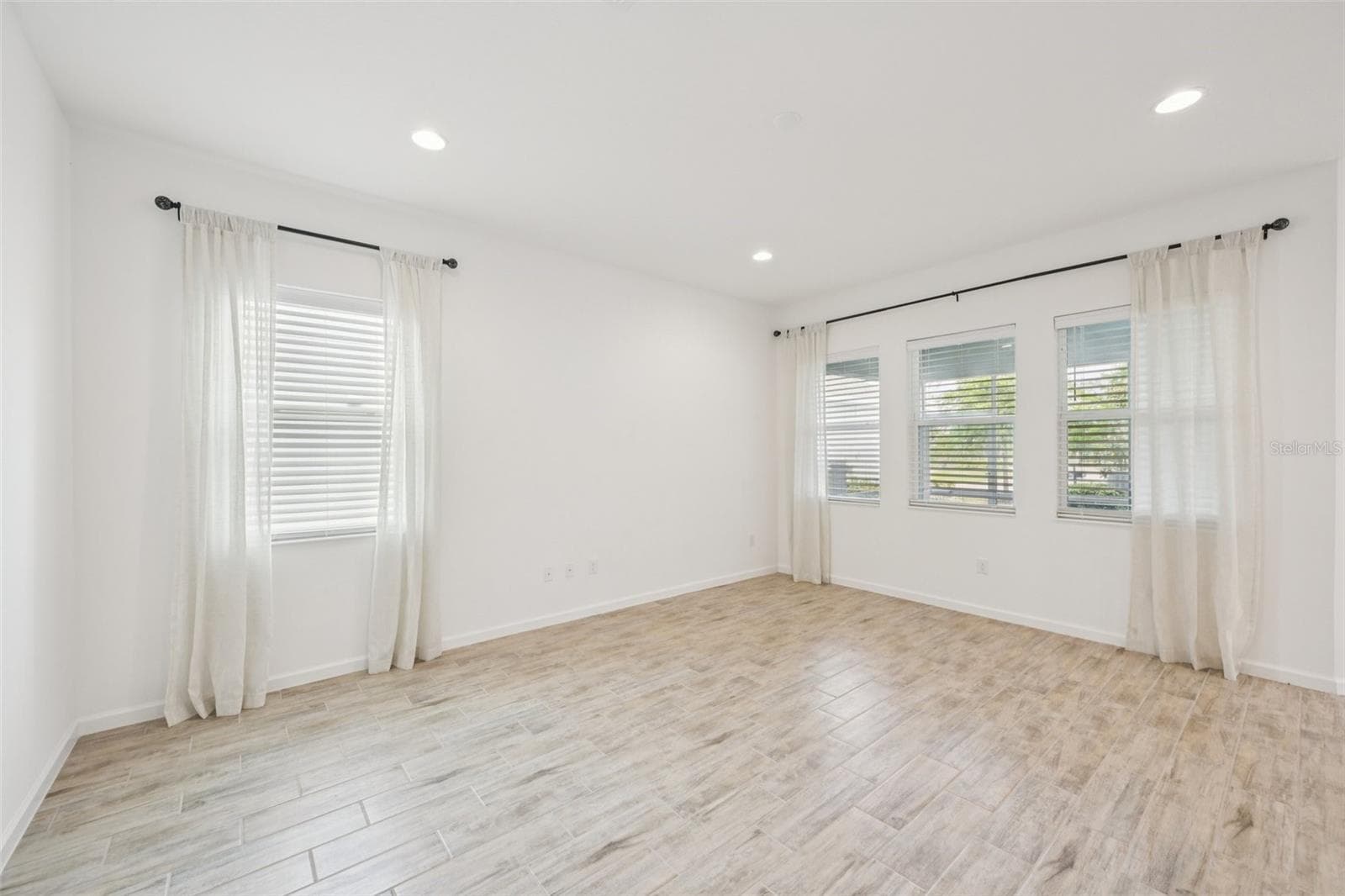 Single Family Residence at 806 WINTERSIDE DR, APOLLO BEACH, photo 3 of 57