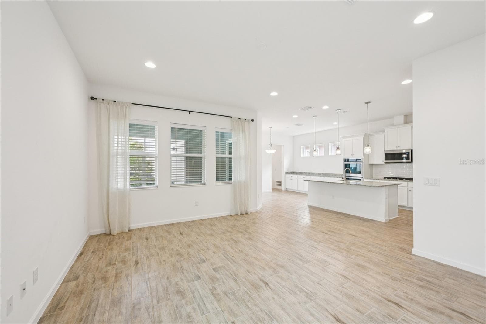 Single Family Residence at 806 WINTERSIDE DR, APOLLO BEACH, photo 4 of 57
